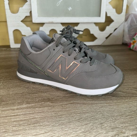 New Balance 574 Women's Size 7.5 B (Medium) Running Shoes Marblehead .worn once - Picture 1 of 14